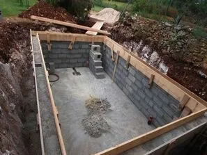 Installation d'une piscine par nos maçons expert.