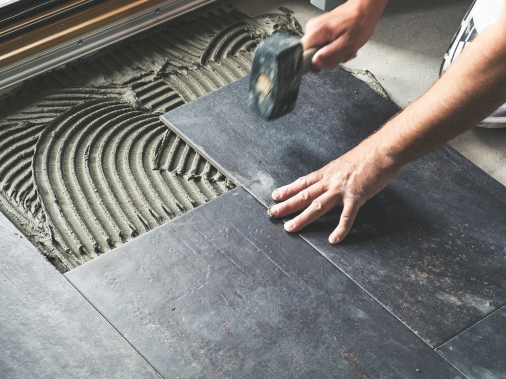 Pose de carrelage par nos maçons.
